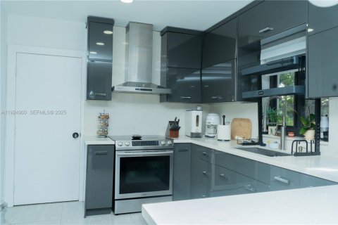 Casa en venta en Miami, Florida, 3 dormitorios, 185.34 m2 № 1984118 - foto 3