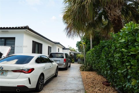 Casa en venta en Miami, Florida, 3 dormitorios, 185.34 m2 № 1984118 - foto 17