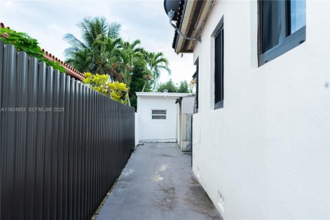 Casa en venta en Miami, Florida, 3 dormitorios, 185.34 m2 № 1984118 - foto 19