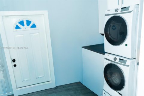 Casa en venta en Miami, Florida, 3 dormitorios, 185.34 m2 № 1984118 - foto 16