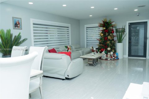 Casa en venta en Miami, Florida, 3 dormitorios, 185.34 m2 № 1984118 - foto 2