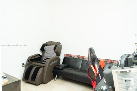 Casa en venta en Miami, Florida, 3 dormitorios, 185.34 m2 № 1984118 - foto 22