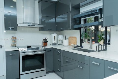 Casa en venta en Miami, Florida, 3 dormitorios, 185.34 m2 № 1984118 - foto 6