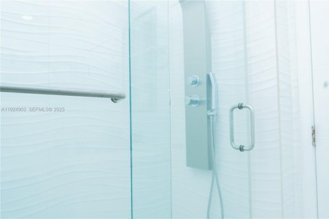 Casa en venta en Miami, Florida, 3 dormitorios, 185.34 m2 № 1984118 - foto 13