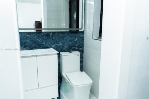 Casa en venta en Miami, Florida, 3 dormitorios, 185.34 m2 № 1984118 - foto 14