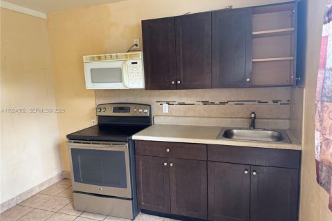 Commercial property in Lauderdale Lakes, Florida 1 bedroom, 136.29 sq.m. № 2076733
