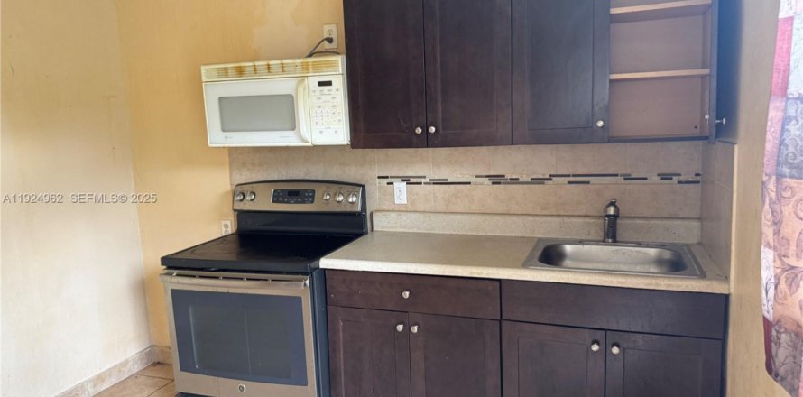 Commercial property in Lauderdale Lakes, Florida 1 bedroom, 136.29 sq.m. № 2076733