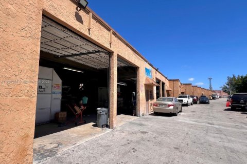 Propiedad comercial en venta en Hialeah, Florida № 1716133 - foto 19