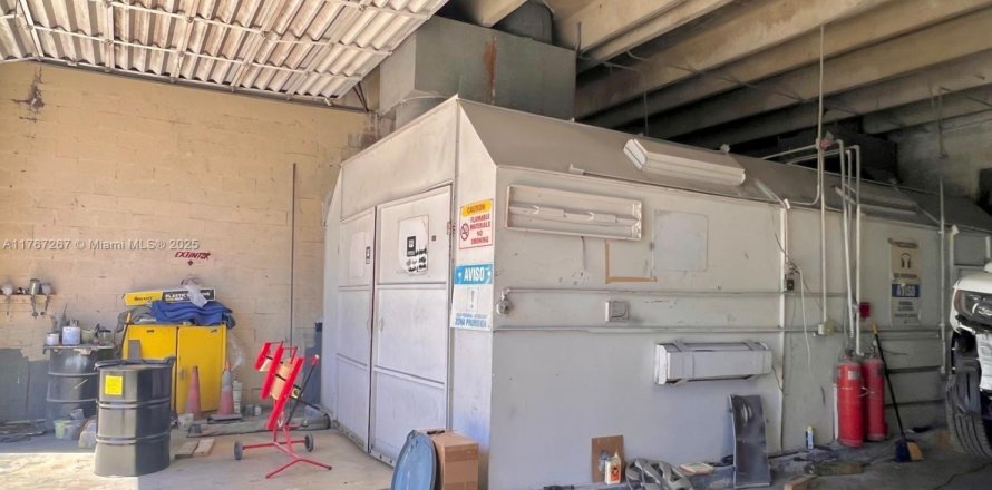 Propiedad comercial en Hialeah, Florida № 1716133