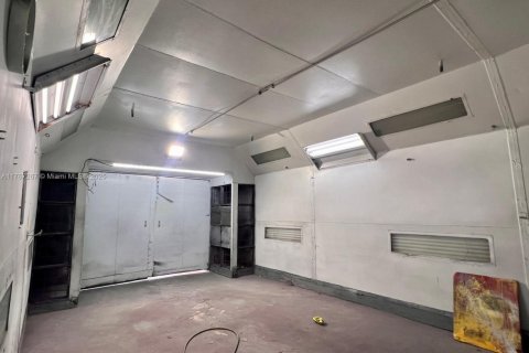 Propiedad comercial en venta en Hialeah, Florida № 1716133 - foto 9