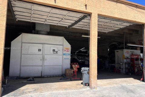 Propiedad comercial en venta en Hialeah, Florida № 1716133 - foto 2