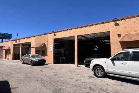 Propiedad comercial en venta en Hialeah, Florida № 1716133 - foto 18