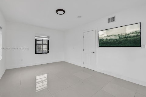 Apartamento en alquiler en Miami Beach, Florida, 2 dormitorios № 1938786 - foto 8