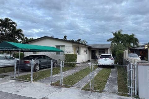 Propiedad comercial en venta en Miami, Florida, 176.89 m2 № 1705068 - foto 1