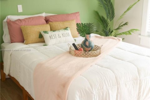 House in Miami, Florida 4 bedrooms, 108.7 sq.m. № 1952579 - photo 17