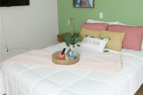 House in Miami, Florida 4 bedrooms, 108.7 sq.m. № 1952579 - photo 18