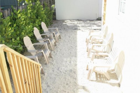 House in Miami, Florida 4 bedrooms, 108.7 sq.m. № 1952579 - photo 28