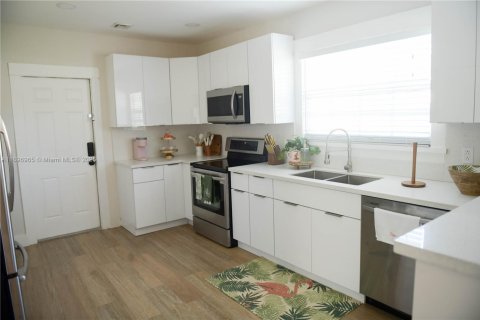 House in Miami, Florida 4 bedrooms, 108.7 sq.m. № 1952579 - photo 9