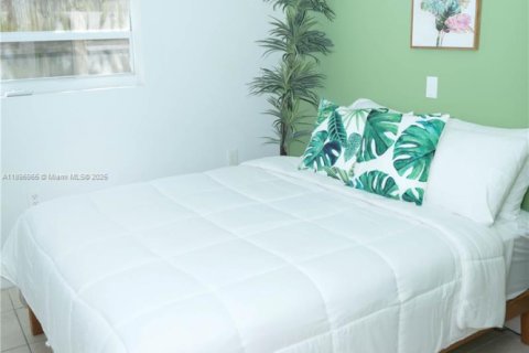 House in Miami, Florida 4 bedrooms, 108.7 sq.m. № 1952579 - photo 25