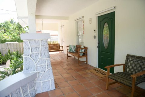 House in Miami, Florida 4 bedrooms, 108.7 sq.m. № 1952579 - photo 2