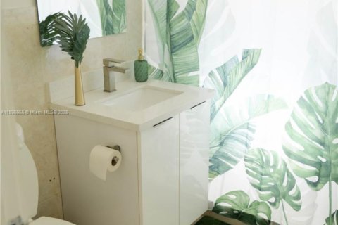 House in Miami, Florida 4 bedrooms, 108.7 sq.m. № 1952579 - photo 21