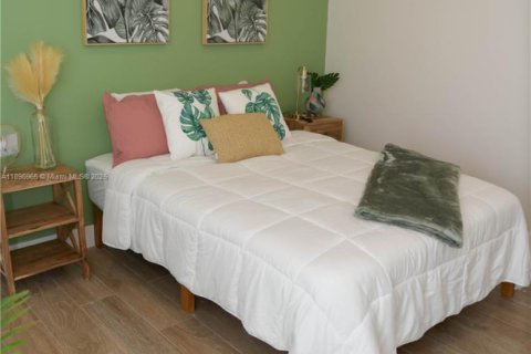 House in Miami, Florida 4 bedrooms, 108.7 sq.m. № 1952579 - photo 14