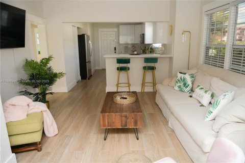 House in Miami, Florida 4 bedrooms, 108.7 sq.m. № 1952579 - photo 6