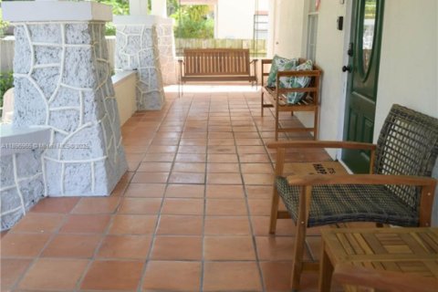 House in Miami, Florida 4 bedrooms, 108.7 sq.m. № 1952579 - photo 3