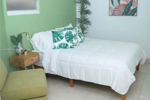 House in Miami, Florida 4 bedrooms, 108.7 sq.m. № 1952579 - photo 24