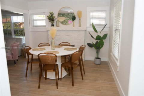 House in Miami, Florida 4 bedrooms, 108.7 sq.m. № 1952579 - photo 5