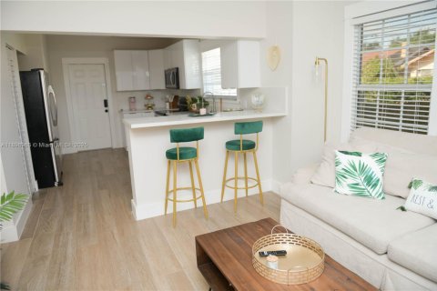 House in Miami, Florida 4 bedrooms, 108.7 sq.m. № 1952579 - photo 7