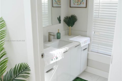 House in Miami, Florida 4 bedrooms, 108.7 sq.m. № 1952579 - photo 15