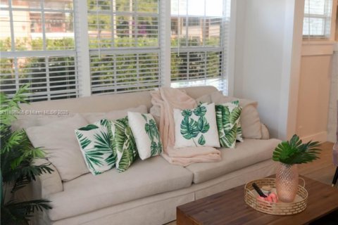 House in Miami, Florida 4 bedrooms, 108.7 sq.m. № 1952579 - photo 13