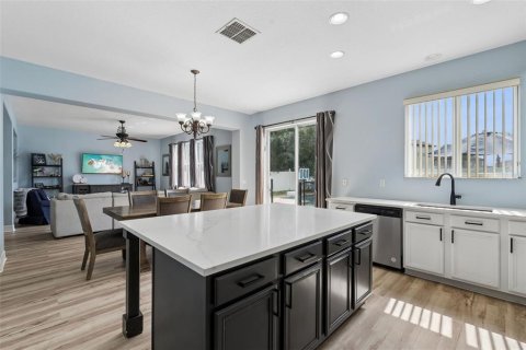 House in Winter Garden, Florida 5 bedrooms, 263.29 sq.m. № 2416496 - photo 11