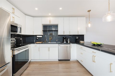 Condominio en venta en Hallandale Beach, Florida, 1 dormitorio, 92.9 m2 № 2034215 - foto 2