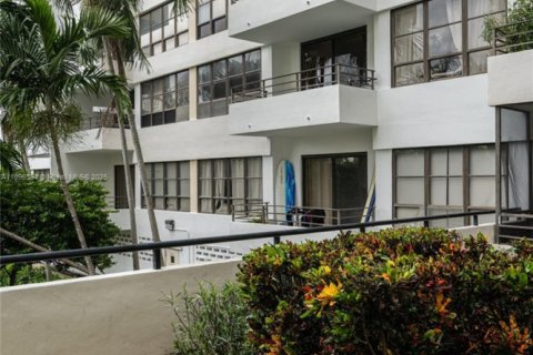 Condominio en venta en Hallandale Beach, Florida, 1 dormitorio, 92.9 m2 № 2034215 - foto 26