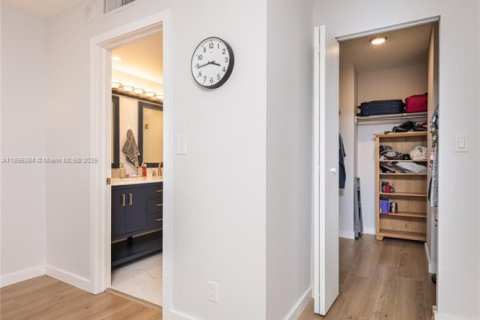 Condominio en venta en Hallandale Beach, Florida, 1 dormitorio, 92.9 m2 № 2034215 - foto 27