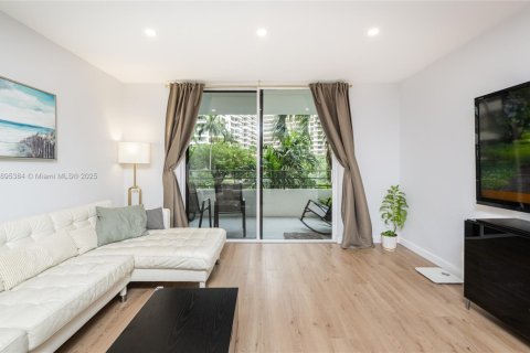 Condominio en venta en Hallandale Beach, Florida, 1 dormitorio, 92.9 m2 № 2034215 - foto 16