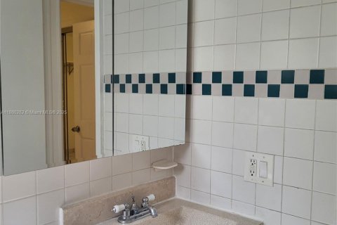 Copropriété à louer à Miami, Floride: 2 chambres, 74.41 m2 № 1889689 - photo 10