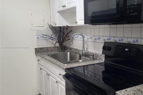 Copropriété à louer à Miami, Floride: 2 chambres, 74.41 m2 № 1889689 - photo 3