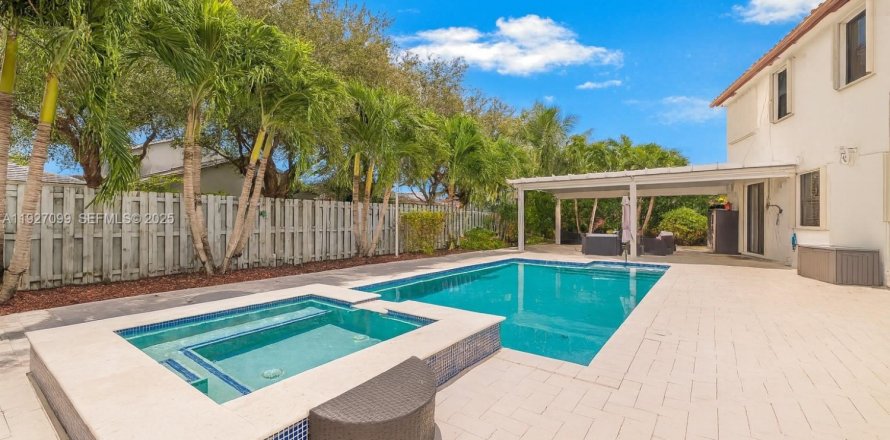 House in Homestead, Florida 5 bedrooms, 343.37 sq.m. № 1986046