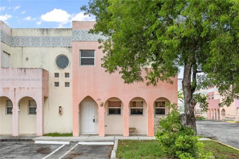 Touwnhouse à vendre à Opa-locka, Floride: 3 chambres, 117.34 m2 № 1974285 - photo 1