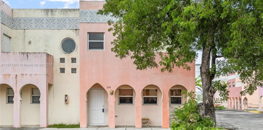 Touwnhouse à Opa-locka, Floride 3 chambres, 117.34 m2 № 1974285