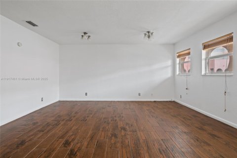 Touwnhouse à vendre à Opa-locka, Floride: 3 chambres, 117.34 m2 № 1974285 - photo 6