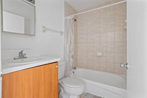 Touwnhouse à vendre à Opa-locka, Floride: 3 chambres, 117.34 m2 № 1974285 - photo 19