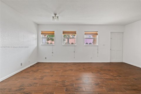 Touwnhouse à vendre à Opa-locka, Floride: 3 chambres, 117.34 m2 № 1974285 - photo 7