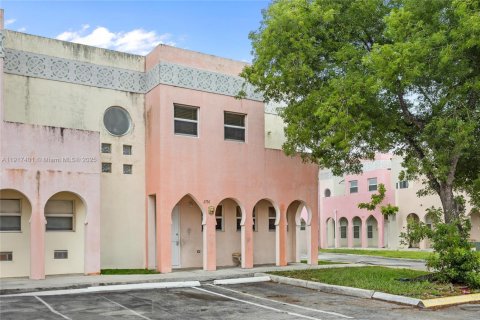 Touwnhouse à vendre à Opa-locka, Floride: 3 chambres, 117.34 m2 № 1974285 - photo 3