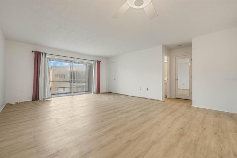 Condo in Winter Park, Florida, 1 bedroom  № 1901311 - photo 10