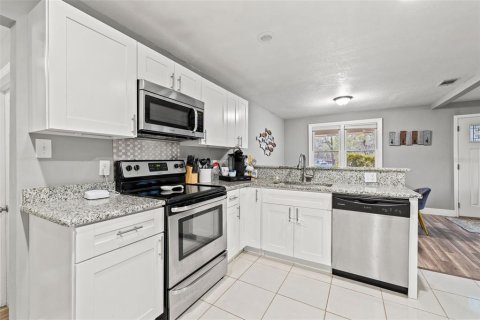 House in Brandon, Florida 4 bedrooms, 149.57 sq.m. № 1556499 - photo 28
