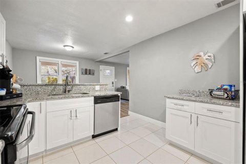 House in Brandon, Florida 4 bedrooms, 149.57 sq.m. № 1556499 - photo 30